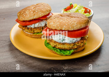 Vegetarische Kichererbsen Burger, Tomaten und Kräuter, Knoblauch und Joghurt und Salat mit Cherry-Tomaten-dip Stockfoto