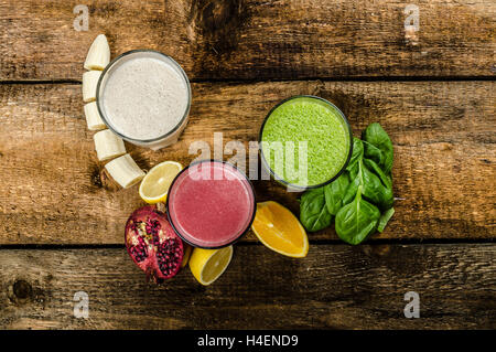 Gesunde Smoothie - Banane-Vanille, Granatapfel und Orange, Spinat und Kräutern Stockfoto