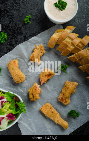 Lachs in Kräuter-Teig mit würzigen Dressing - Fish &amp; Chips ohne Fett chips mit gemischtem Salat mit Endivien und tschechisches Bier Stockfoto