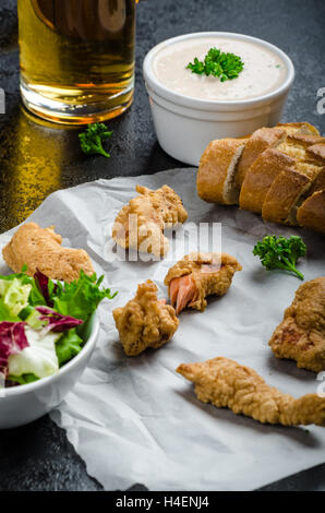 Lachs in Kräuter-Teig mit würzigen Dressing - Fish &amp; Chips ohne Fett chips mit gemischtem Salat mit Endivien und tschechisches Bier Stockfoto