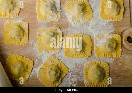 Hausgemachte Ravioli gefüllt mit Spinat und Ricotta, alle nach Hause vorbereitet Stockfoto