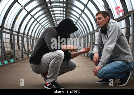 städtischen Tunnel Mann Musik hören Stockfoto