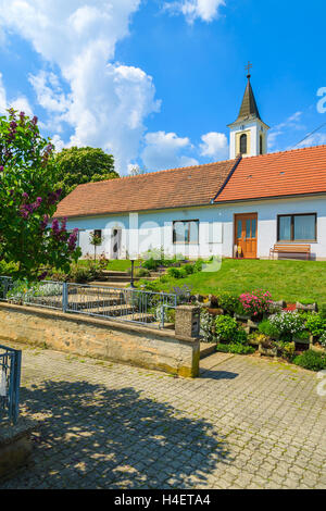 Schöne Kirche im Frühjahr in ein Dorf, Burgenand, Süd-Österreich Stockfoto