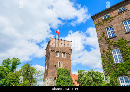 Wawel Burgturm gegen blauen Himmel mit weißen Wolken im Frühjahr, Krakau, Polen Stockfoto