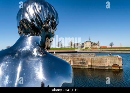 Skulptur "Han" (er) als Blick auf Schloss Kronborg, Residenz des Hamlet, angesiedelt in einer Stadt Helsingor, nördlich von Kopenhagen Stockfoto