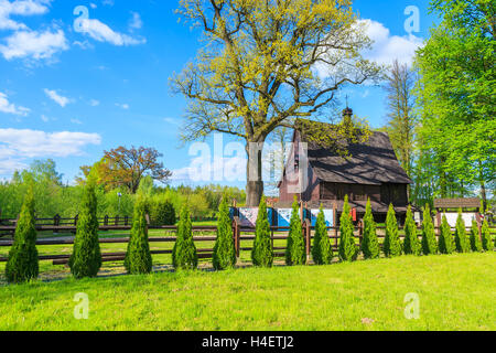 LIPNICA MUROWANA, Polen - 5. Mai 2014: alte orthodoxe Holzkirche in Lipnica Murowana an sonnigen Tag, Polen. Stockfoto