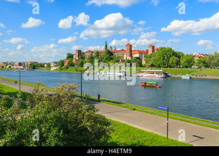 Ausflugsboote auf Weichsel mit Königsschloss im Hintergrund auf schönen Sonnentag, Polen Stockfoto