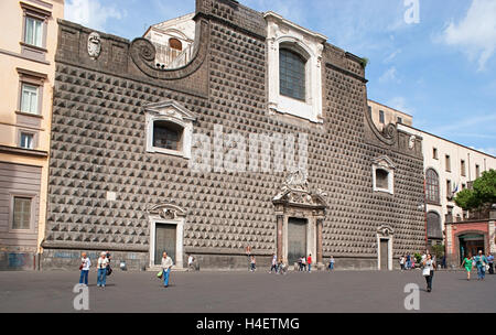 Die Kirche Gesù Nuovo war ursprünglich ein Palast, die Fassade ist so ungewöhnlich und konfrontiert mit rustikalen Quadersteinen Diamant Projektionen Stockfoto