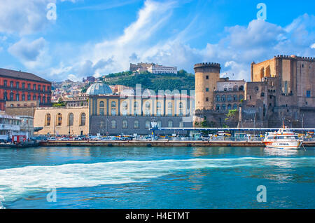 Castel Sant'Elmo erhebt sich auf dem Hügel über der Altstadt und Castel Nuovo begrüßt die ankommenden Reisenden im Hafen, Naples Stockfoto