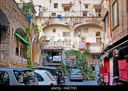 Die winzigen staubigen Backstreet versteckt in der Altstadt mit dem Symbol in der Mitte für Schutz der Heimat, Neapel Stockfoto