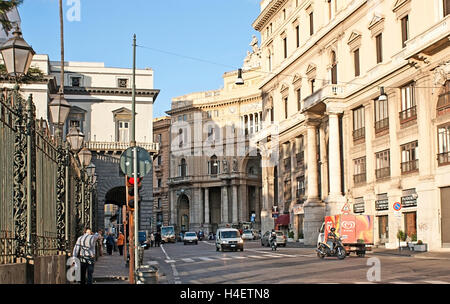 Belebten Via San Carlo führt immer zu der Galerie Umberto ich und als zu der zentrale Platz Piazza del Plebiscito, Naples benannt Stockfoto