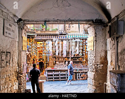 Die großen Souvenir-Markt auf der Via San Gregorio Armeno, Blick von der engen staubigen Backstreet, Neapel Stockfoto