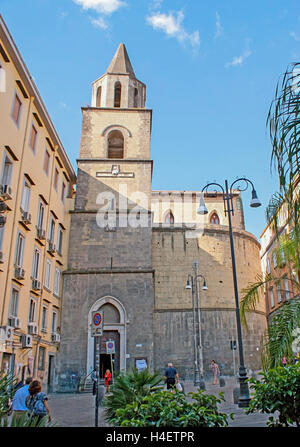 Neapel, Italien - 3. Oktober 2012: Der alte Glockenturm der Kirche von San Pietro ein Maiella, befindet sich auf der Via dei Tribunali auf Oktober Stockfoto