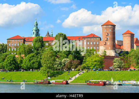 Ausflugsboote auf Weichsel mit Königsschloss im Hintergrund an schönen Sonnentag in Krakau, Polen Stockfoto