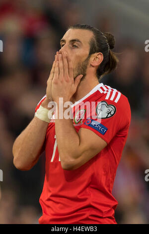 Wales Fußballer Gareth Bale niedergeschlagen und zeigt seine Frustration nach Torschuss während des Spielens Georgien fehlt. Stockfoto