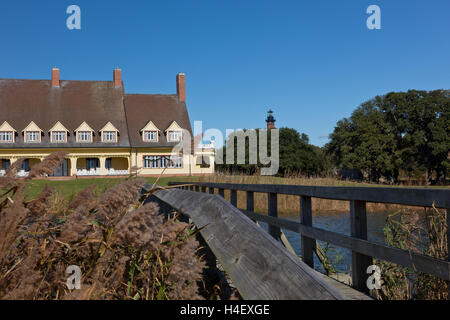 Blick über eine Holzbrücke im Currituck Beach Lighthouse hinter dem historischen Whalehead-Club im Heritage Park Stockfoto