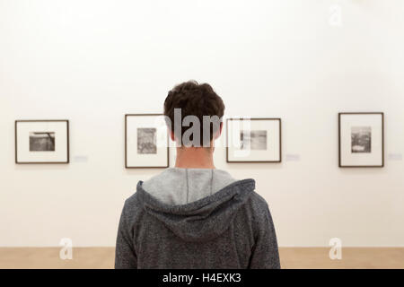 Jungen Erwachsenen beobachten Gemälde im Museum für Moderne Kunst in Paris Stockfoto