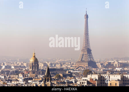 Verschmutzung in Paris, Luftaufnahme der Eiffelturm mit Smog im Hintergrund Stockfoto