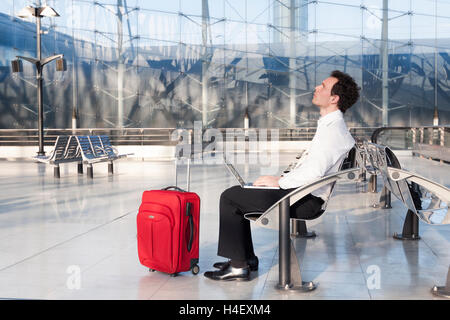 Geschäftsmann vorzustellen, Ideen während der Wartezeit im Flughafen-lounge Stockfoto