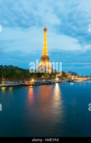 Paris-Blick auf die beleuchteten Eiffelturm entlang Seine in der Abenddämmerung, Paris, Frankreich. Stockfoto