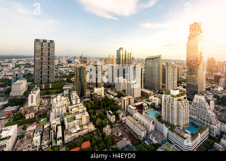 Bangkok-Nachtansicht mit Hochhaus im Geschäftsviertel in Bangkok Thailand. Stockfoto