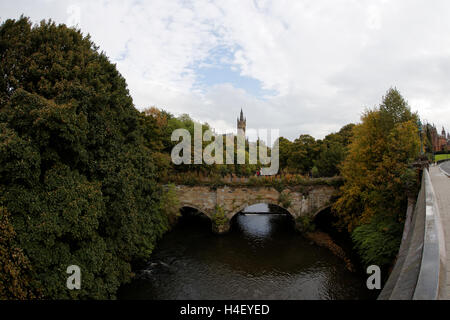 Glasgow Kelvingrove Park Kelvin River Bridge, die sowohl die Universität als auch das Museum im Park von wohlhabenden West End der Stadt enthält Stockfoto