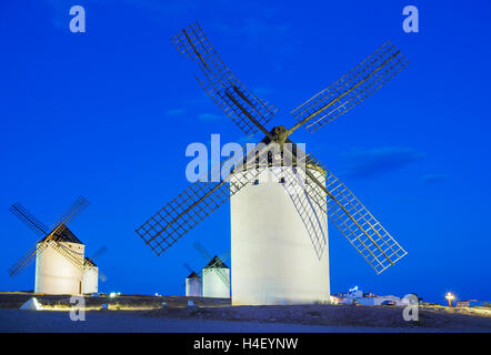 Beleuchtete Windmühlen in der Morgendämmerung, Alcázar de San Juan, Ciudad Real Provinz Castilla - La Mancha, Spanien Stockfoto