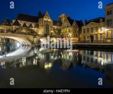 St. Michael-Brücke am Graslei und Korenlei, mit St. Nikolaus-Kirche, Gent, Flandern, Belgien Stockfoto