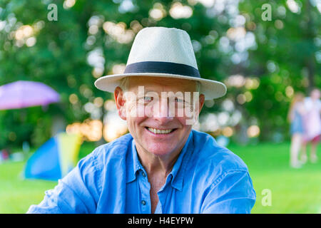 Älterer Mann mit Hut lächelnd, Bayern, Deutschland Stockfoto