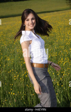 Frau, 22 Jahre, in einer Frühlingswiese Stockfoto