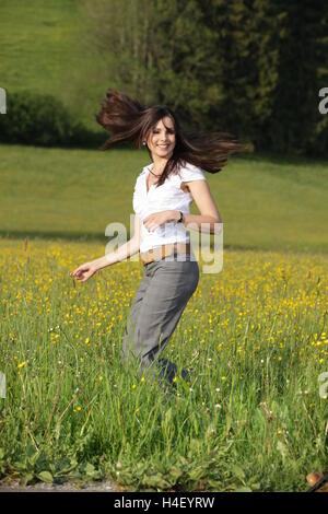 Frau, 22 Jahre, in einer Frühlingswiese Stockfoto