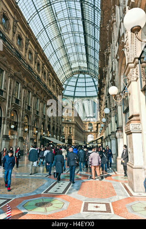 Menschen zu Fuß in die Galerie Vittorio Emanuele, La Galleria, Mailand, Italien, Europa Stockfoto