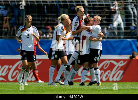 Jubeln Sie Marina Hegering nach ihrem Tor zum 4:2, vom richtigen Marith Priessen, Marina Hegering, Kim Kulig, Kristina Gessate, Stockfoto