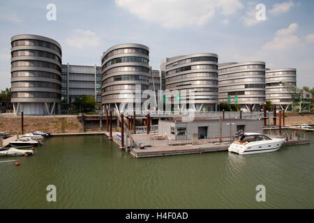 Fünf Boote Bürogebäude Innenhafen Hafen, Duisburg, Ruhrgebiet Region North Rhine-Westphalia Stockfoto