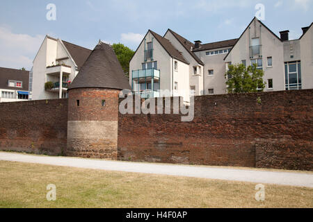 Alten Stadtmauern, moderne Häuser, Innenhafen, Duisburg, Ruhrgebiet Region, North Rhine-Westphalia Stockfoto