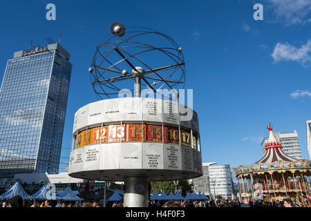 Ein Blick auf die Urania-Weltzeituhr am Alexanderplatz in Berlin Stockfoto