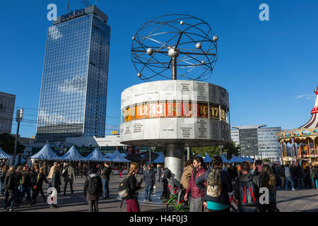 Ein Blick auf die Urania-Weltzeituhr am Alexanderplatz in Berlin Stockfoto