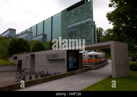 Kumu Kunstimuuseum ist Estlands größte Kunstmuseum, eine eckige Struktur in Kadriorg Park, entworfen von Finne Pekka Vapaavuori. Stockfoto