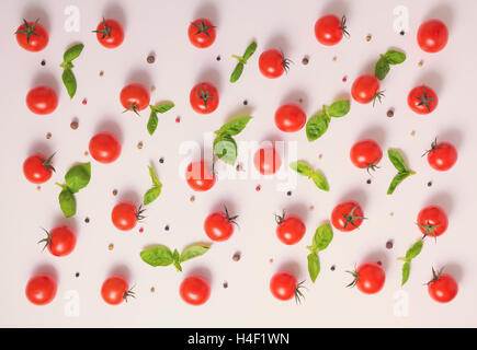 Draufsicht der schöne trendige Muster-Cherry-Tomate, trockenen Paprika und Basilikum Leben auf rosa Hintergrund, flache Bauweise, Nahaufnahme Stockfoto