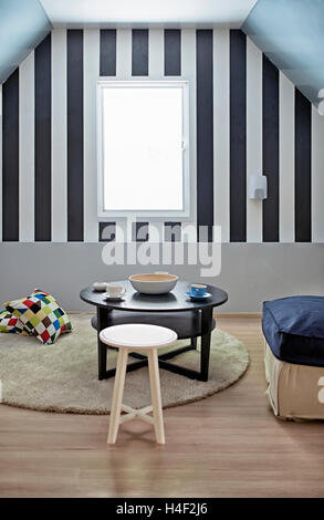 Minimalistische Möblierung und Einrichtung einer Dachgeschoss-Studio-Wohnung. Stockfoto