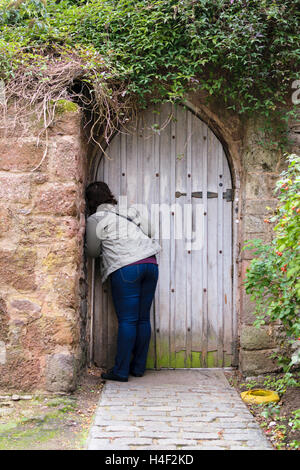 Exeter, Devon, England, UK - 30. September 2016: nicht identifizierte Person öffnet eine Tür in der Nähe der römischen Mauer in Exeter, UK. Stockfoto