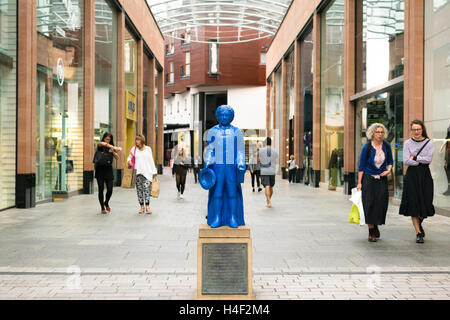 Exeter, Devon, England, UK - 28. September 2016: unbekannte Menschen gehen durch die Blue Boy Statue Princesshay Reviers, Exeter. Stockfoto