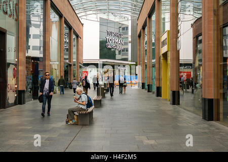 Exeter, Devon, England, UK - 28. September 2016: nicht identifizierte Personen besuchen Sie die Geschäfte in Princesshay Bezirk in Exeter. Stockfoto