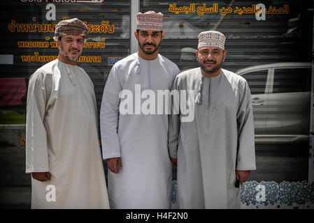 Omani. Drei Männer aus dem Oman in traditioneller Kleidung, bekannt als dishdassa Stockfoto