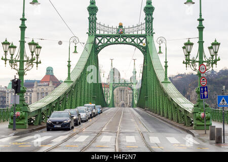 Freiheitsbrücke oder Freiheit Brücke in Budapest, Ungarn, verbindet Buda und Pest über die Donau. Stockfoto