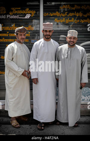 Omani. Drei Männer aus dem Oman in traditioneller Kleidung, bekannt als dishdassa Stockfoto