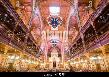 Innenraum der großen Synagoge in der Dohany Straße. Der Dohany Straße Synagoge oder Tabakgasse Synagoge in Budapest, Ungarn. Stockfoto