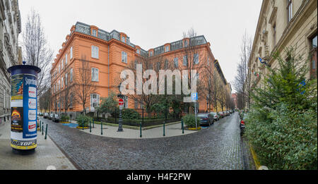 BUDAPEST, Ungarn - 21. Februar 2016: Panoramablick über der Reviczky Utca - Straße in Budapest, Ungarn. Stockfoto