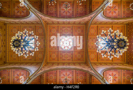 Decke der großen Synagoge in der Dohany Straße, Budapest. Tabakgasse Synagoge ist die größte Synagoge Europas. Stockfoto