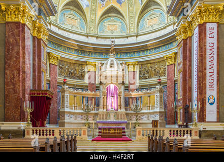 BUDAPEST, Ungarn - 22. Februar 2016: Innenraum der römisch-katholischen Kirche St. Stephans Basilika. Heiligtum und Altar. Stockfoto